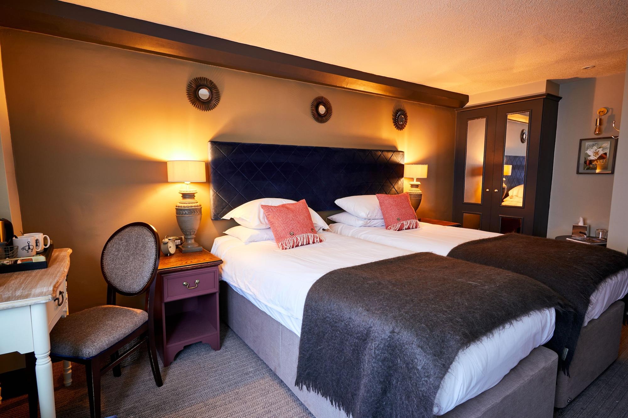 The Fleece At Cirencester Exterior foto A bedroom at The Swan Hotel