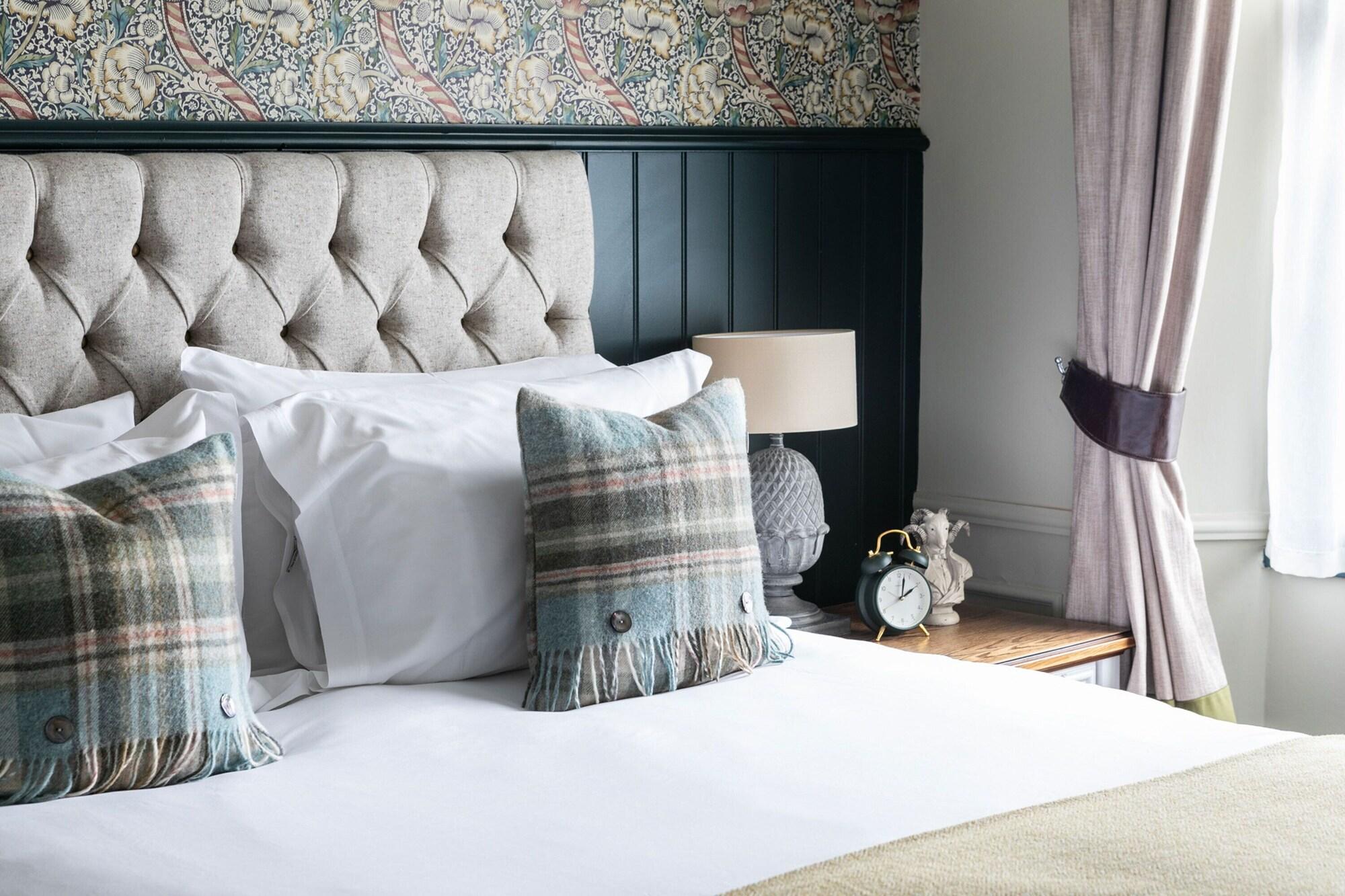 The Fleece At Cirencester Exterior foto A bedroom at The Old Bank Hotel