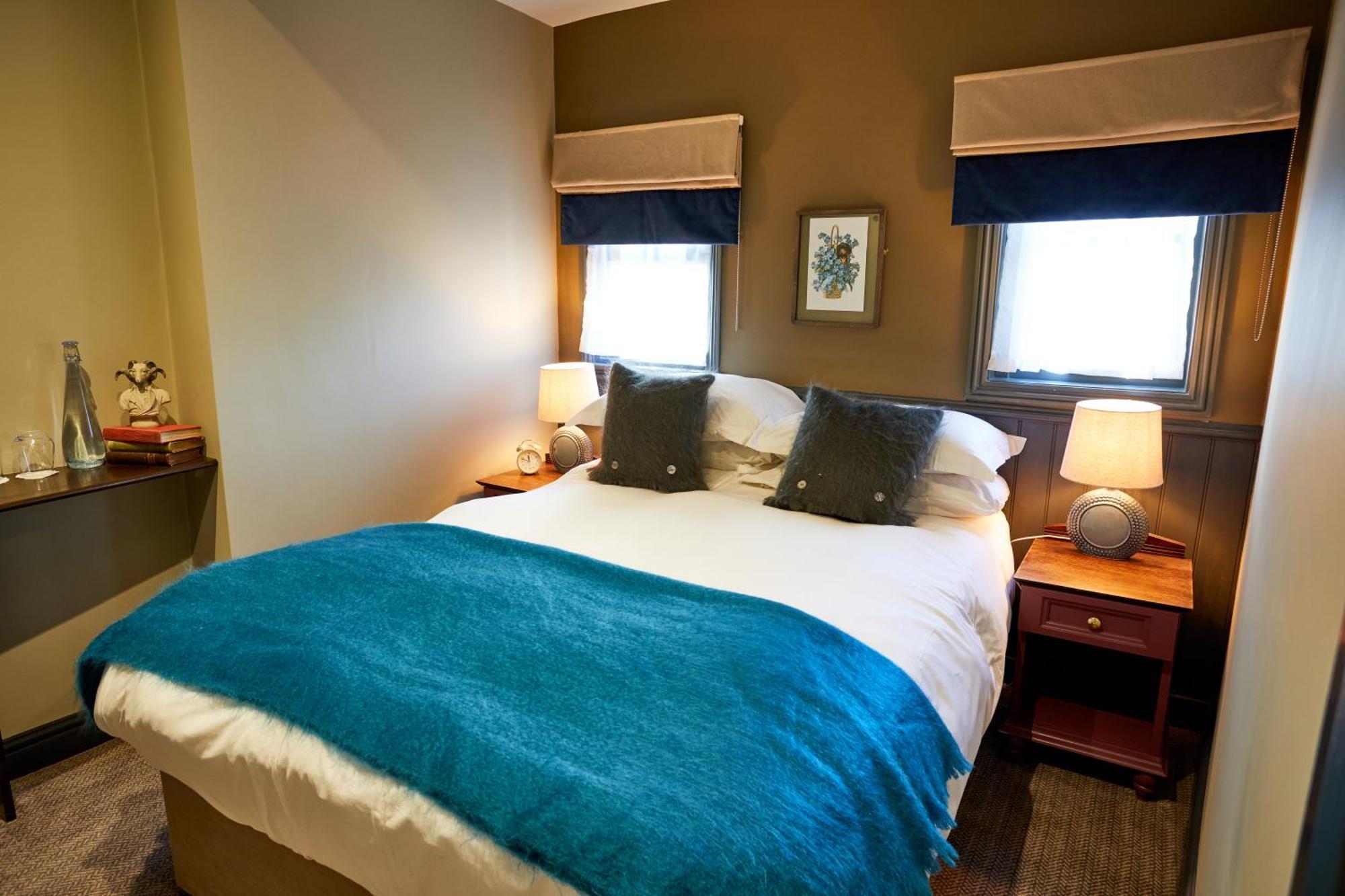 The Fleece At Cirencester Exterior foto A bedroom at the hotel