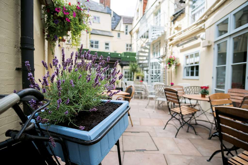 The Fleece At Cirencester Exterior foto The courtyard at The Old Parsonage Hotel