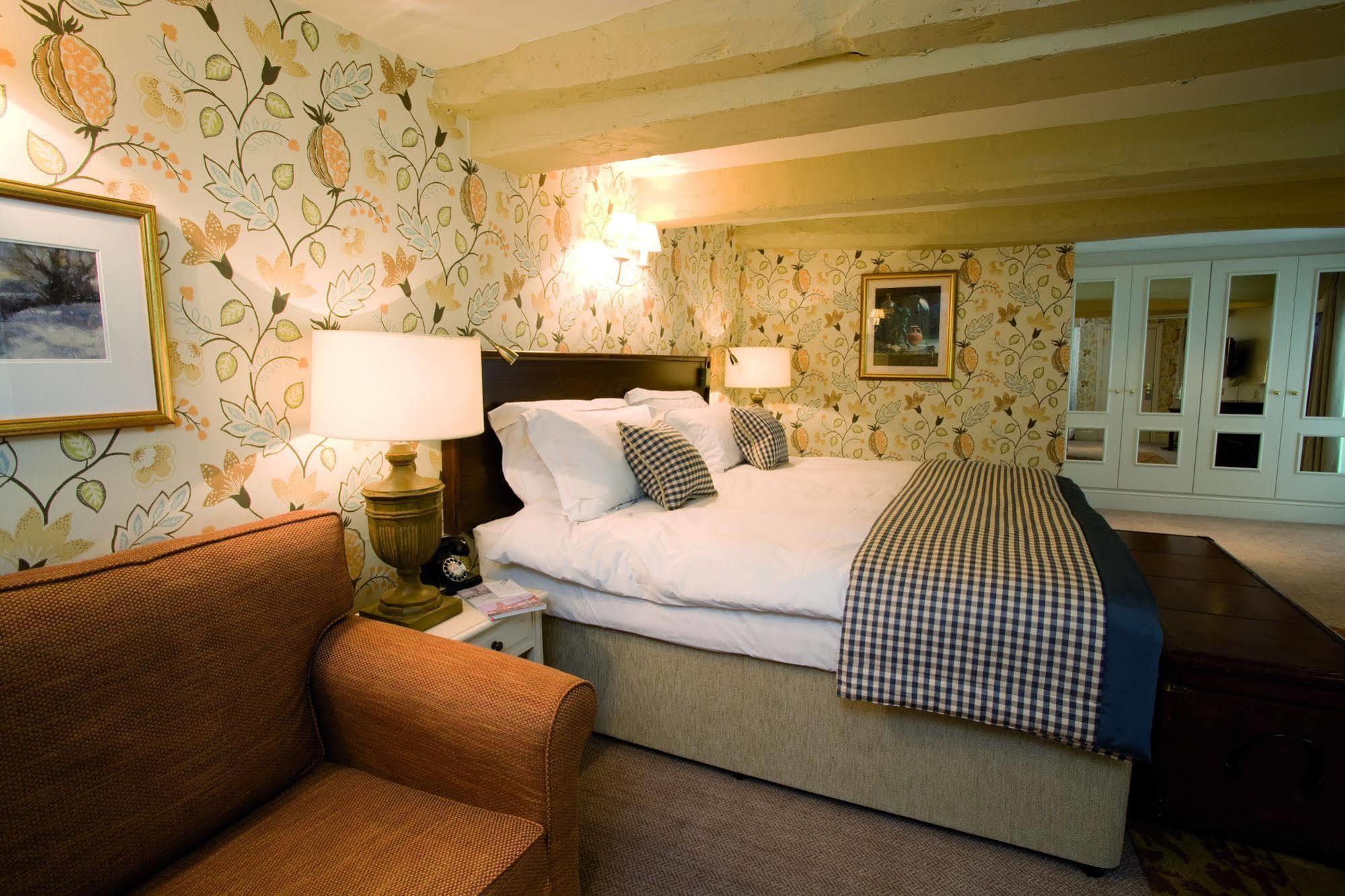 The Fleece At Cirencester Exterior foto A bedroom at the hotel