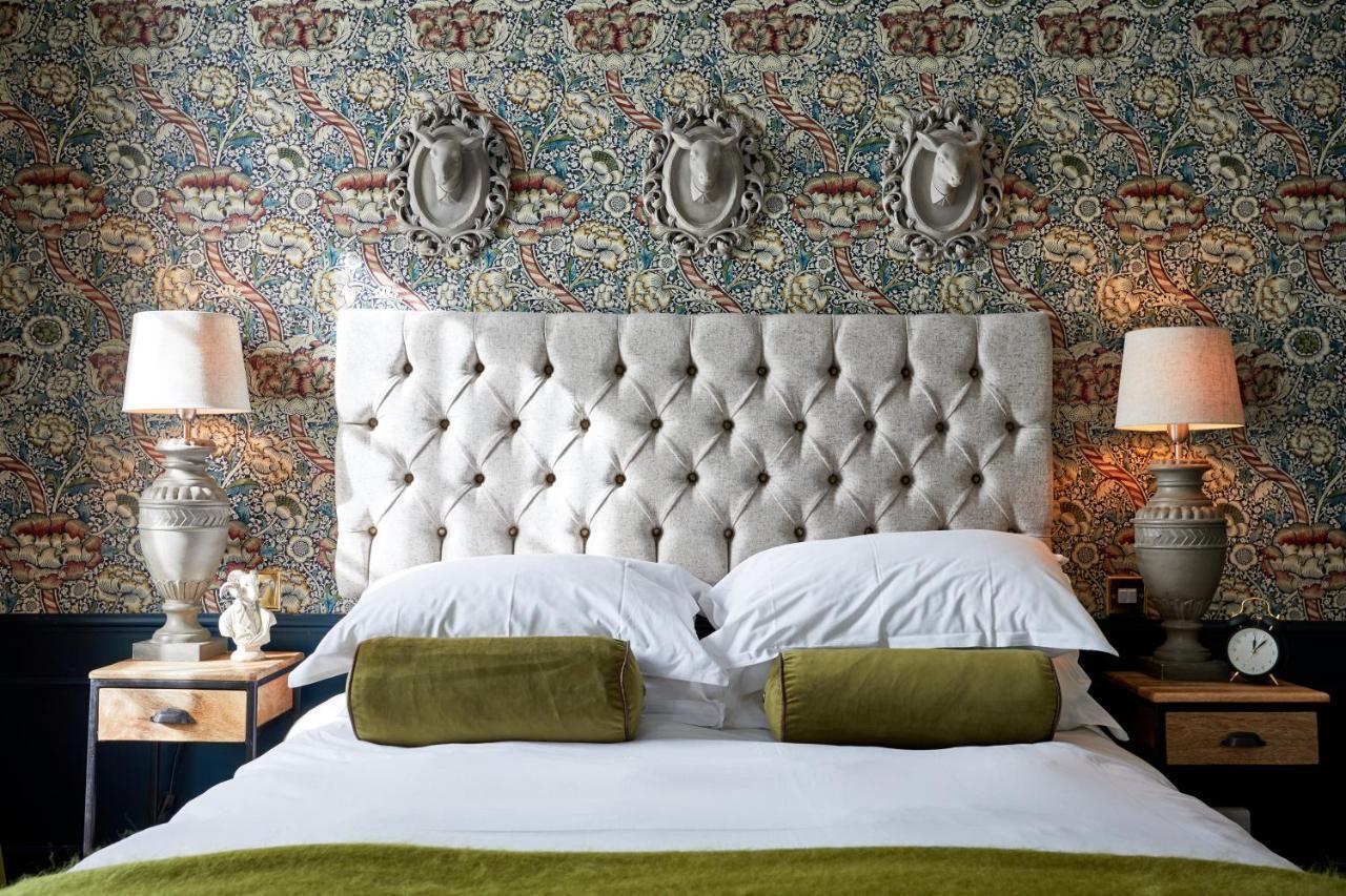 The Fleece At Cirencester Exterior foto A bedroom at The Ivy Hotel